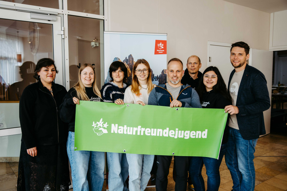 Das neu gewählte Jugendteam der Naturfreundeösterreich mit Transparent